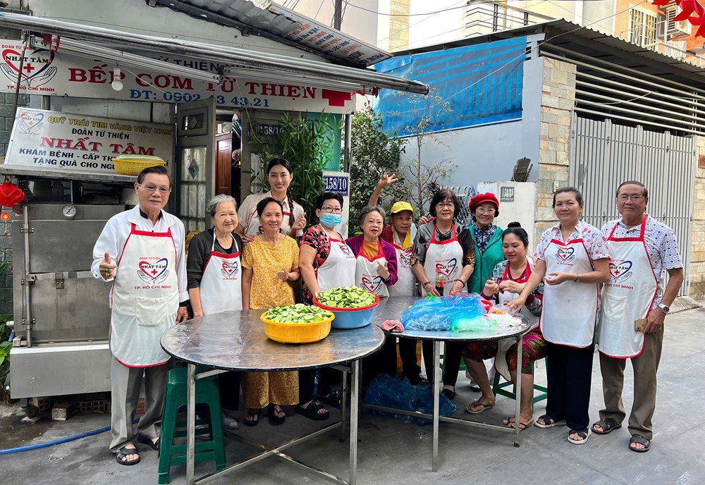 Hoa hậu Lương Thùy Linh nấu cơm cho bệnh nhi ung bướu - ảnh 1