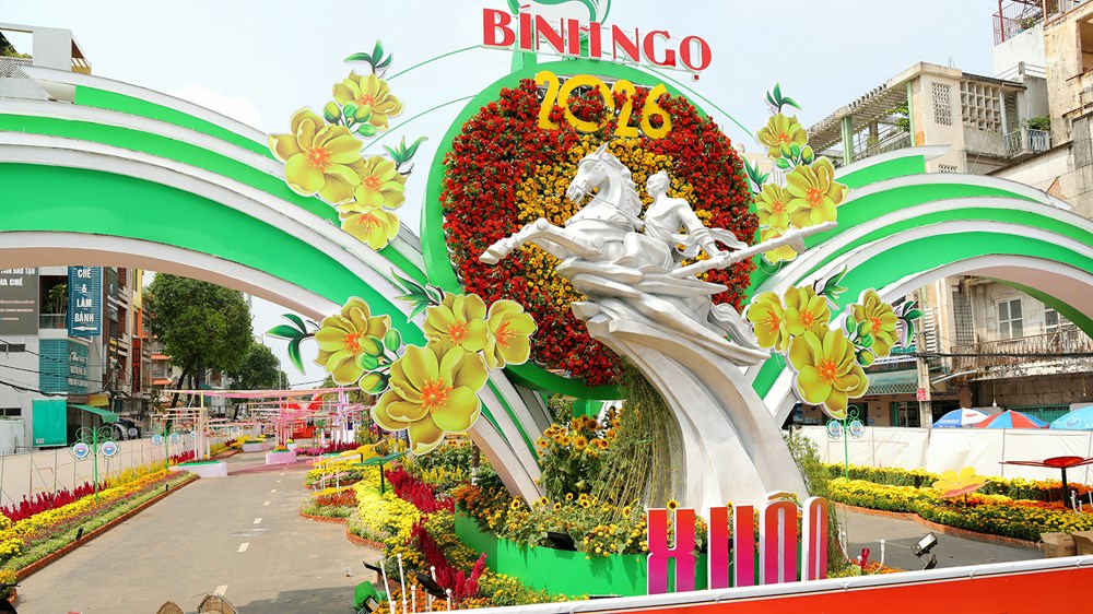 Đường hoa nghệ thuật TP. Cần Thơ phục vụ người dân đến Mùng 5 Tết - ảnh 8