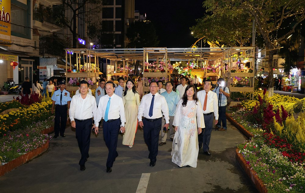 Đường hoa nghệ thuật TP. Cần Thơ phục vụ người dân đến Mùng 5 Tết - ảnh 3