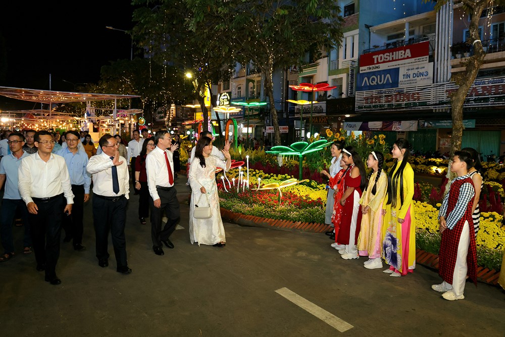 Đường hoa nghệ thuật TP. Cần Thơ phục vụ người dân đến Mùng 5 Tết - ảnh 4