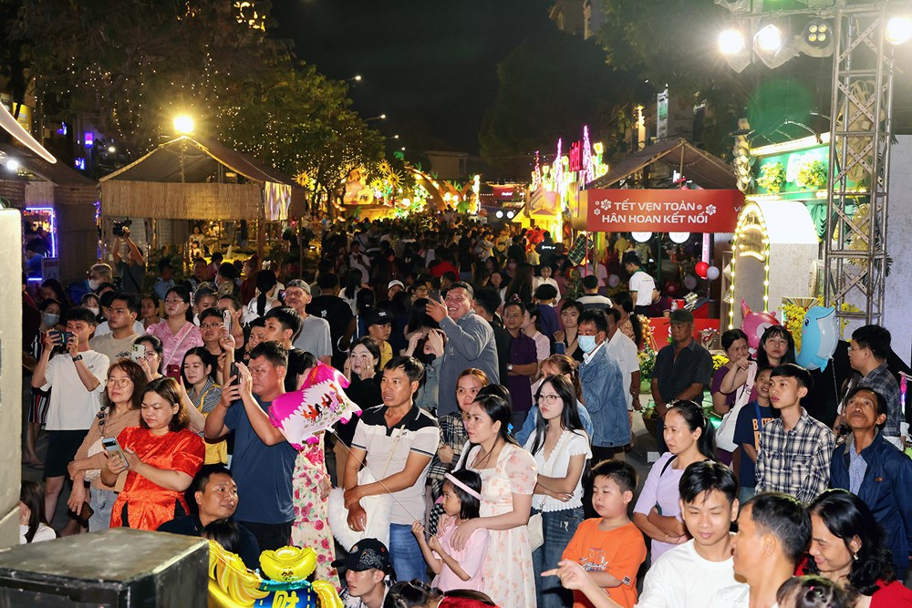 Đường hoa nghệ thuật TP. Cần Thơ phục vụ người dân đến Mùng 5 Tết - ảnh 5