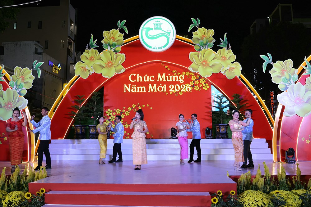 Đường hoa nghệ thuật TP. Cần Thơ phục vụ người dân đến Mùng 5 Tết - ảnh 13