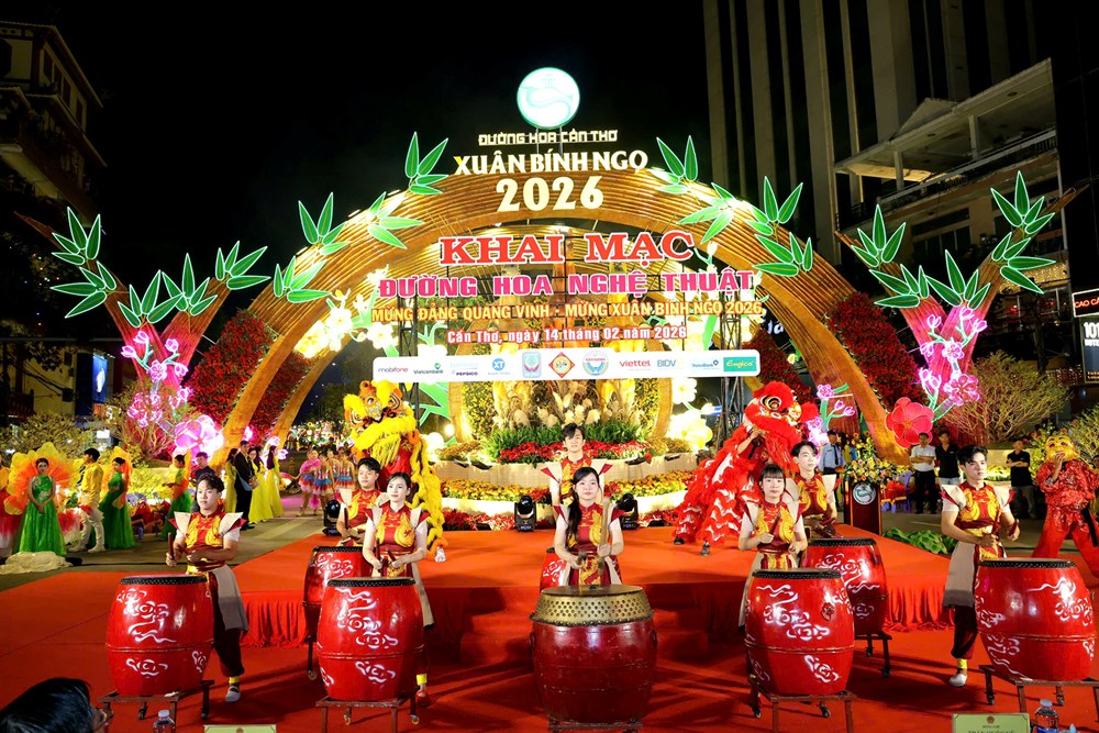 Đường hoa nghệ thuật TP. Cần Thơ phục vụ người dân đến Mùng 5 Tết - ảnh 2