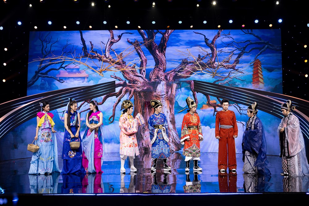 Lễ diễu binh A50, lũ lụt miền Trung, vấn nạn lừa đảo… được tái hiện tại Táo Xuân 2026 - ảnh 3