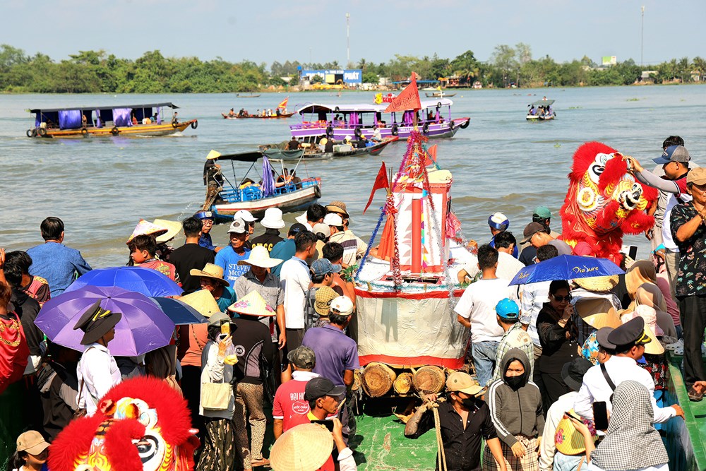 Hàng ngàn người dự Lễ hội Tống phong tại Miếu Bà Xóm Chài - ảnh 3