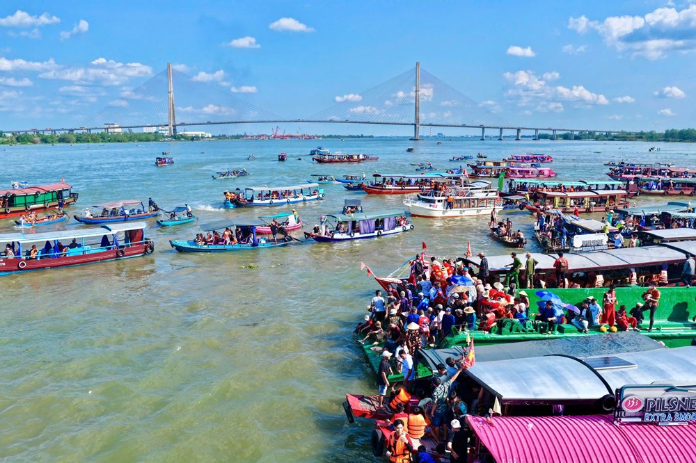 Hàng ngàn người dự Lễ hội Tống phong tại Miếu Bà Xóm Chài - ảnh 1