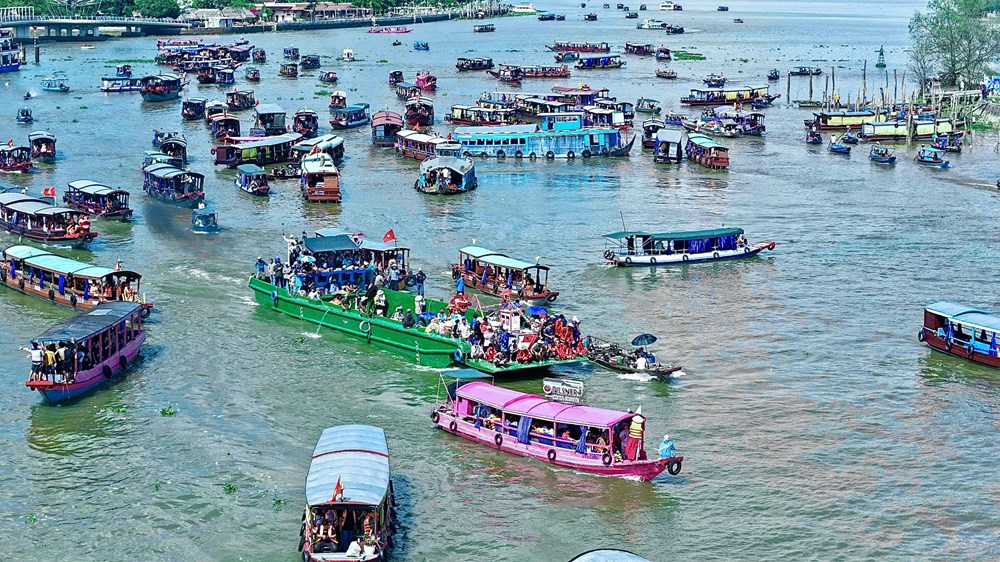 Hàng ngàn người dự Lễ hội Tống phong tại Miếu Bà Xóm Chài - ảnh 7