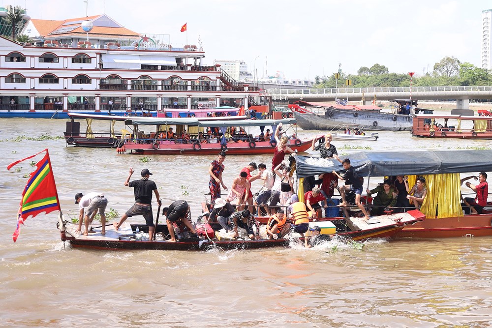 Hàng ngàn người dự Lễ hội Tống phong tại Miếu Bà Xóm Chài - ảnh 12