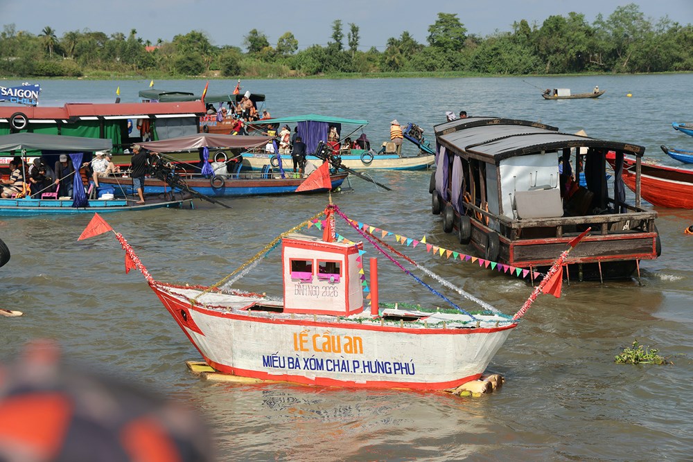 Hàng ngàn người dự Lễ hội Tống phong tại Miếu Bà Xóm Chài - ảnh 10