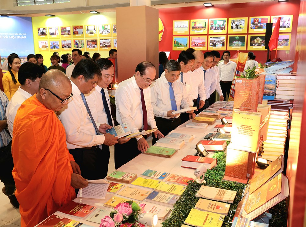 Khai mạc trưng bày chuyên đề “Ý Đảng – Lòng dân” và triển lãm sách “Niềm tin, đoàn kết và khát vọng” - ảnh 8