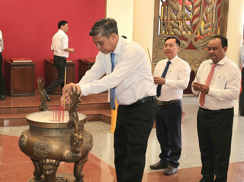 Khai mạc trưng bày chuyên đề “Ý Đảng – Lòng dân” và triển lãm sách “Niềm tin, đoàn kết và khát vọng” - ảnh 2