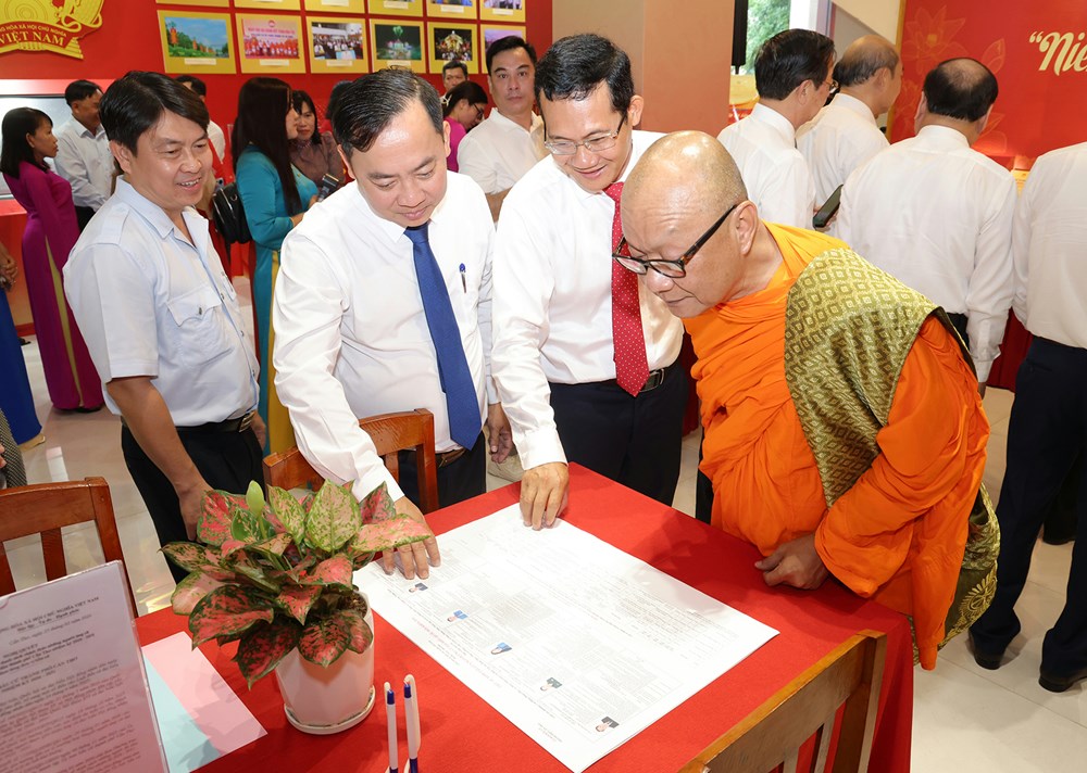 Khai mạc trưng bày chuyên đề “Ý Đảng – Lòng dân” và triển lãm sách “Niềm tin, đoàn kết và khát vọng” - ảnh 5