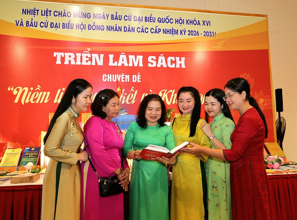 Khai mạc trưng bày chuyên đề “Ý Đảng – Lòng dân” và triển lãm sách “Niềm tin, đoàn kết và khát vọng” - ảnh 7