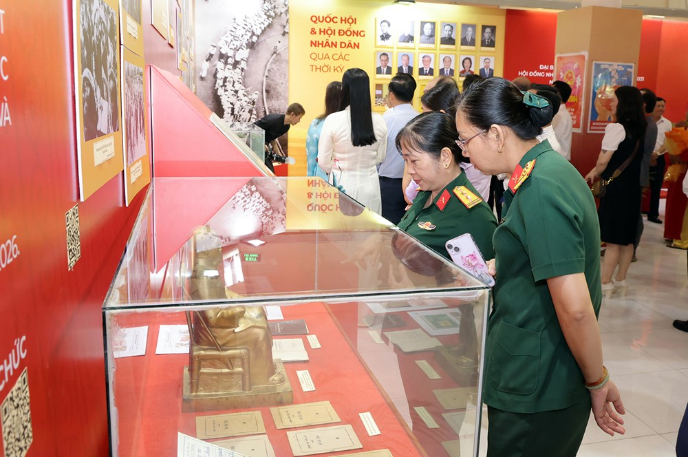 Khai mạc trưng bày chuyên đề “Ý Đảng – Lòng dân” và triển lãm sách “Niềm tin, đoàn kết và khát vọng” - ảnh 4