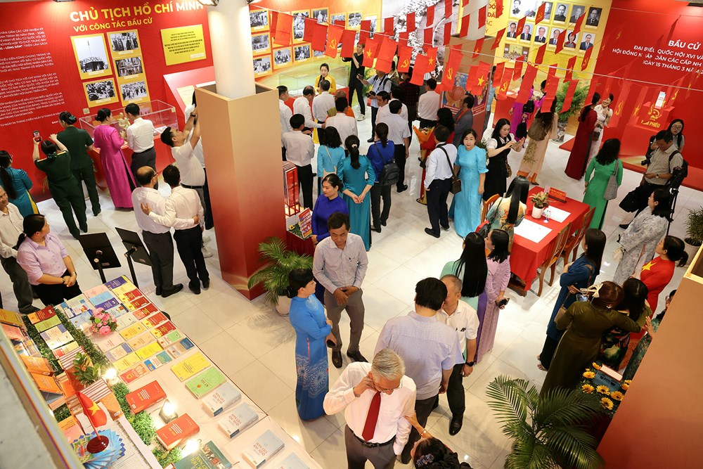 Khai mạc trưng bày chuyên đề “Ý Đảng – Lòng dân” và triển lãm sách “Niềm tin, đoàn kết và khát vọng” - ảnh 11