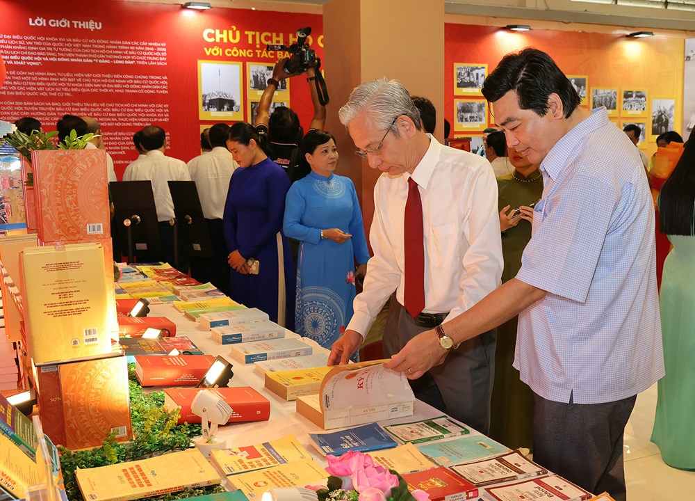Khai mạc trưng bày chuyên đề “Ý Đảng – Lòng dân” và triển lãm sách “Niềm tin, đoàn kết và khát vọng” - ảnh 9