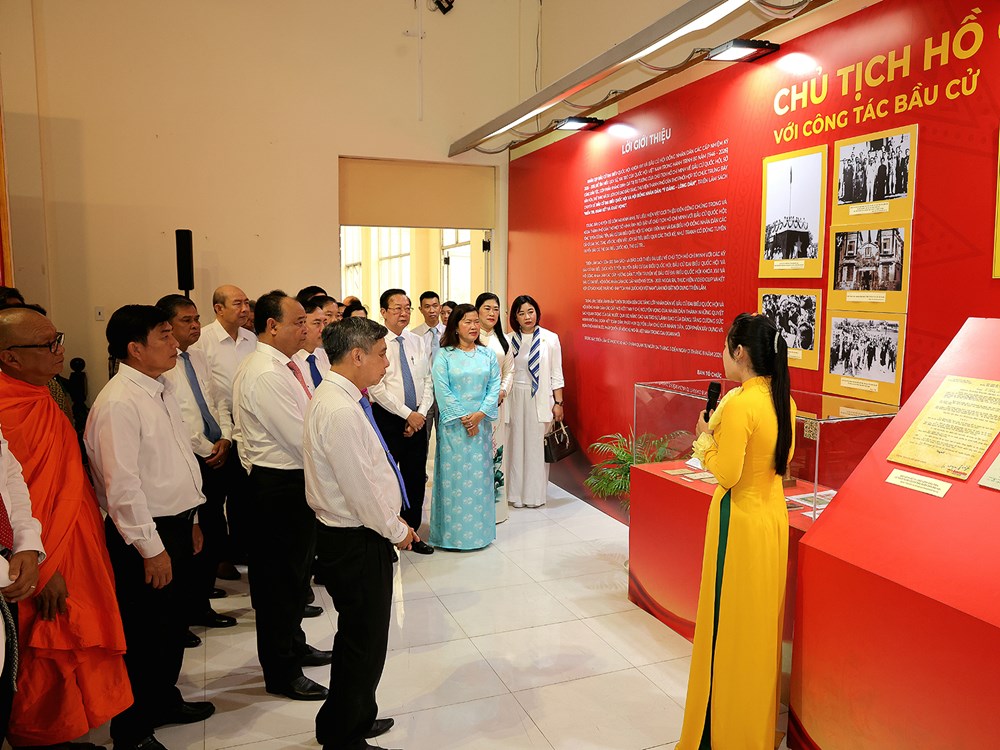 Khai mạc trưng bày chuyên đề “Ý Đảng – Lòng dân” và triển lãm sách “Niềm tin, đoàn kết và khát vọng” - ảnh 3