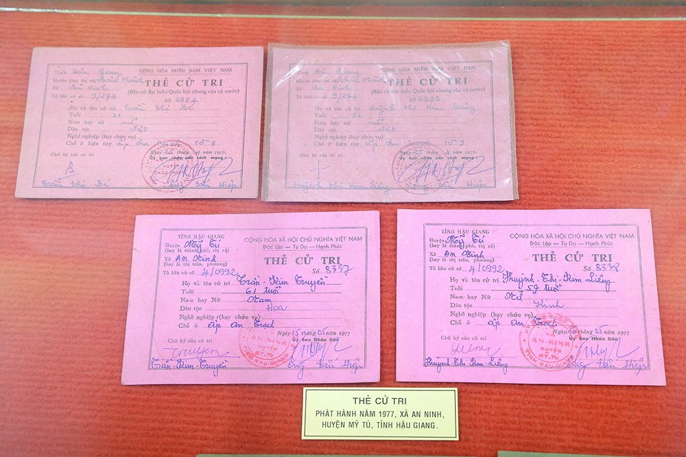 Khai mạc trưng bày chuyên đề “Ý Đảng – Lòng dân” và triển lãm sách “Niềm tin, đoàn kết và khát vọng” - ảnh 6