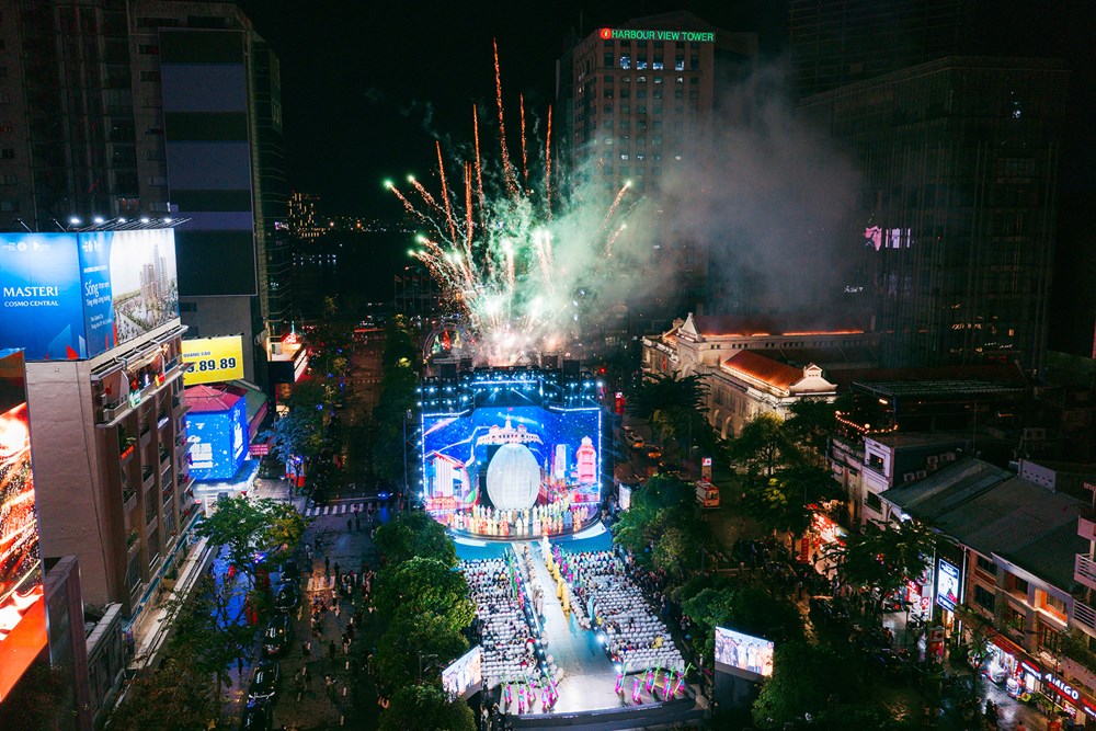 Hàng trăm nghệ sĩ, hoa hậu trình diễn áo dài trên phố đi bộ - ảnh 7