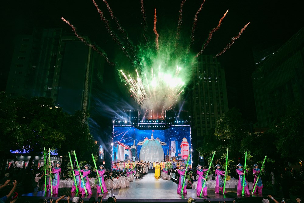 Hàng trăm nghệ sĩ, hoa hậu trình diễn áo dài trên phố đi bộ - ảnh 2