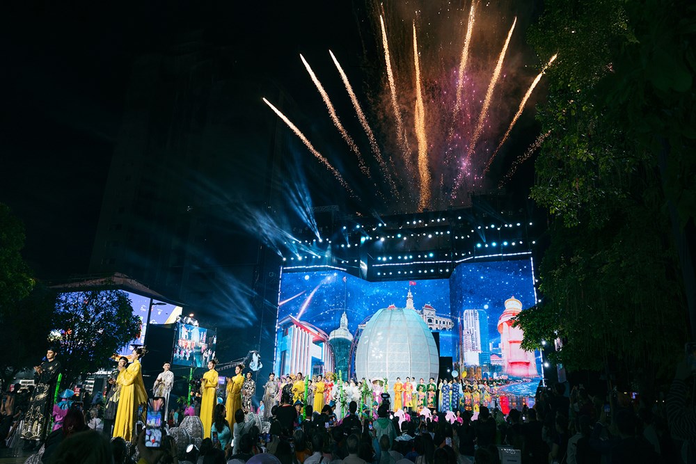 Hàng trăm nghệ sĩ, hoa hậu trình diễn áo dài trên phố đi bộ - ảnh 8