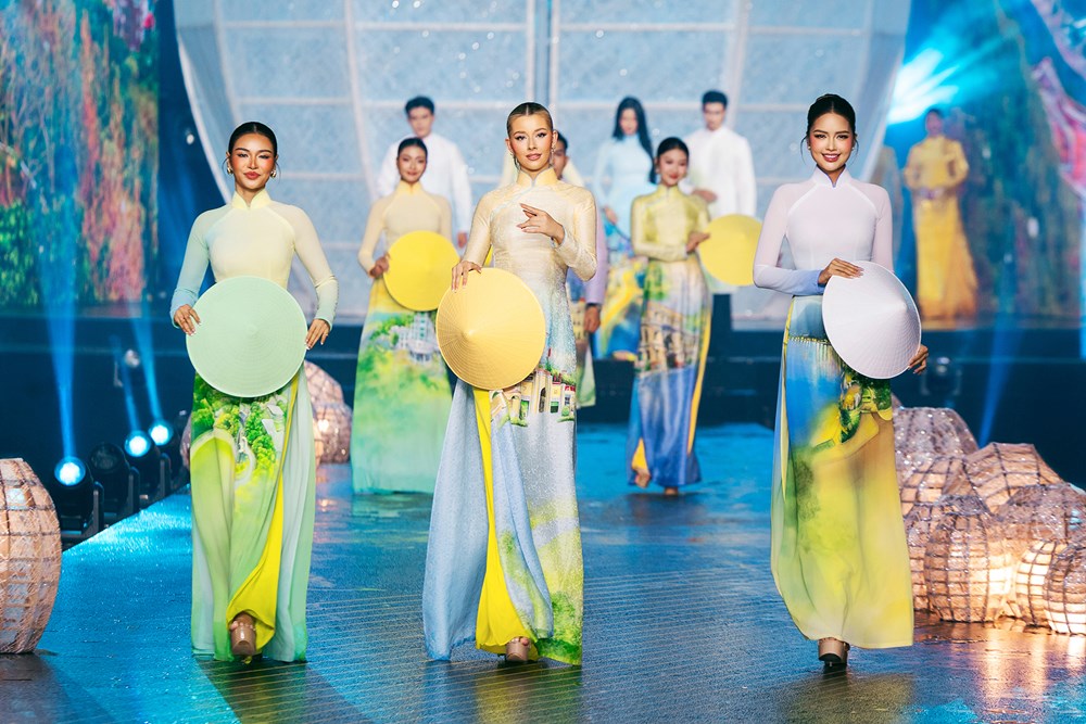 Hàng trăm nghệ sĩ, hoa hậu trình diễn áo dài trên phố đi bộ - ảnh 9