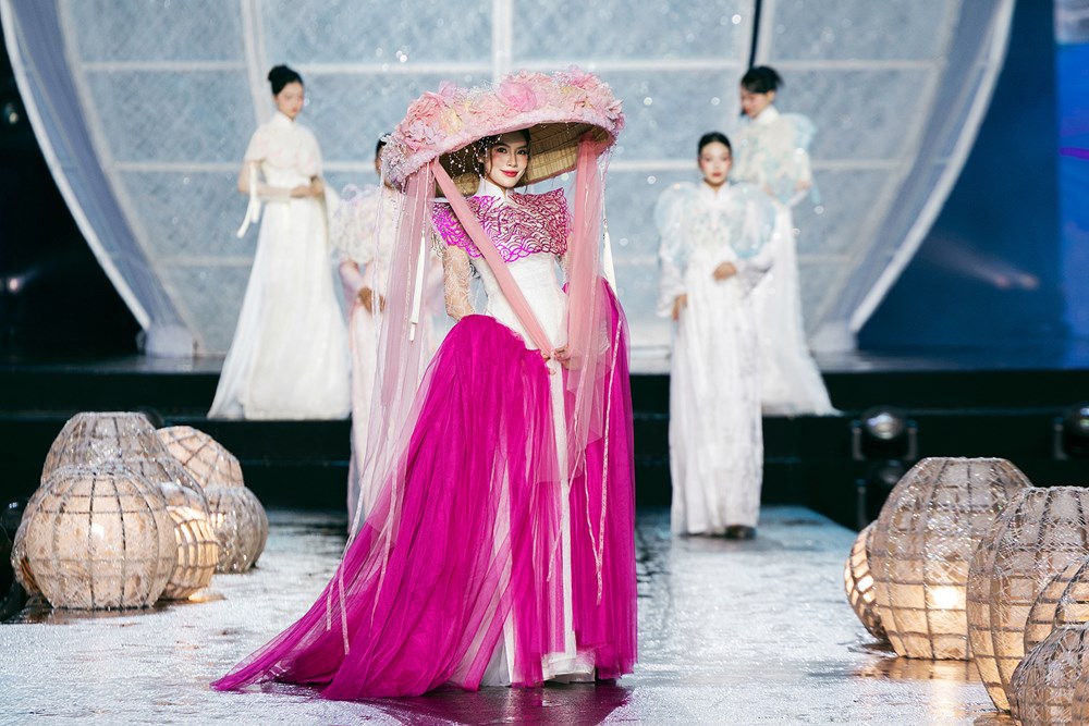 Hàng trăm nghệ sĩ, hoa hậu trình diễn áo dài trên phố đi bộ - ảnh 10