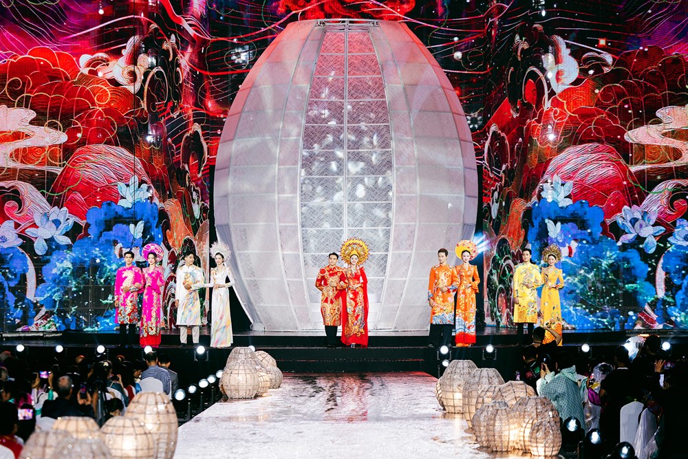 Hàng trăm nghệ sĩ, hoa hậu trình diễn áo dài trên phố đi bộ - ảnh 4