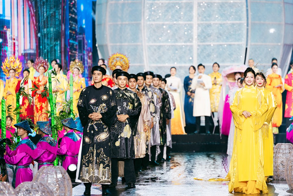 Hàng trăm nghệ sĩ, hoa hậu trình diễn áo dài trên phố đi bộ - ảnh 3