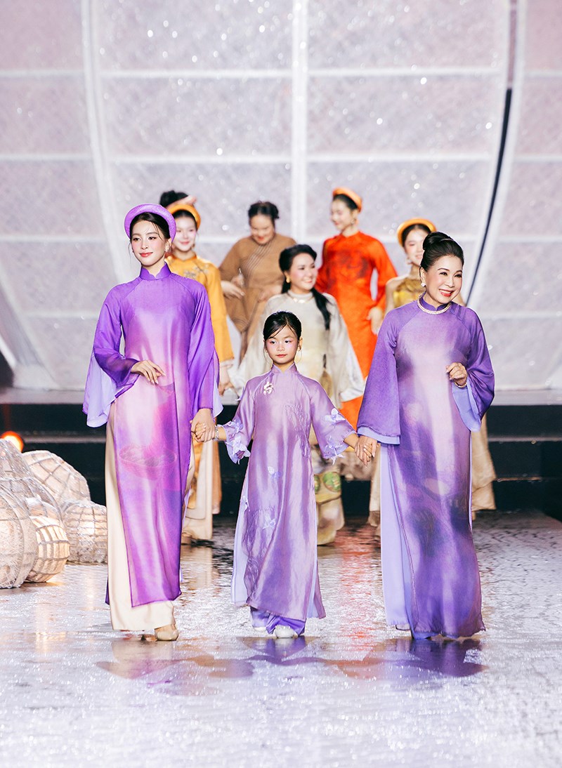 Hàng trăm nghệ sĩ, hoa hậu trình diễn áo dài trên phố đi bộ - ảnh 6