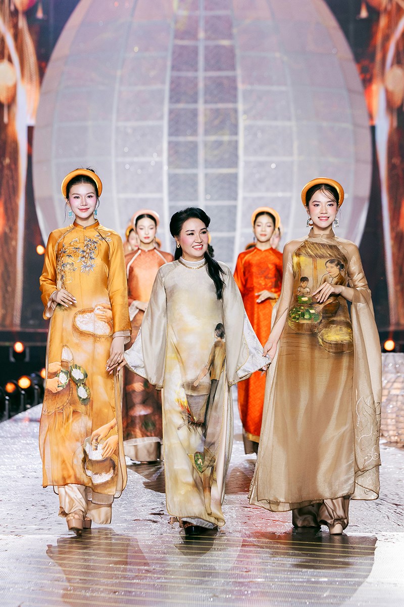 Hàng trăm nghệ sĩ, hoa hậu trình diễn áo dài trên phố đi bộ - ảnh 13