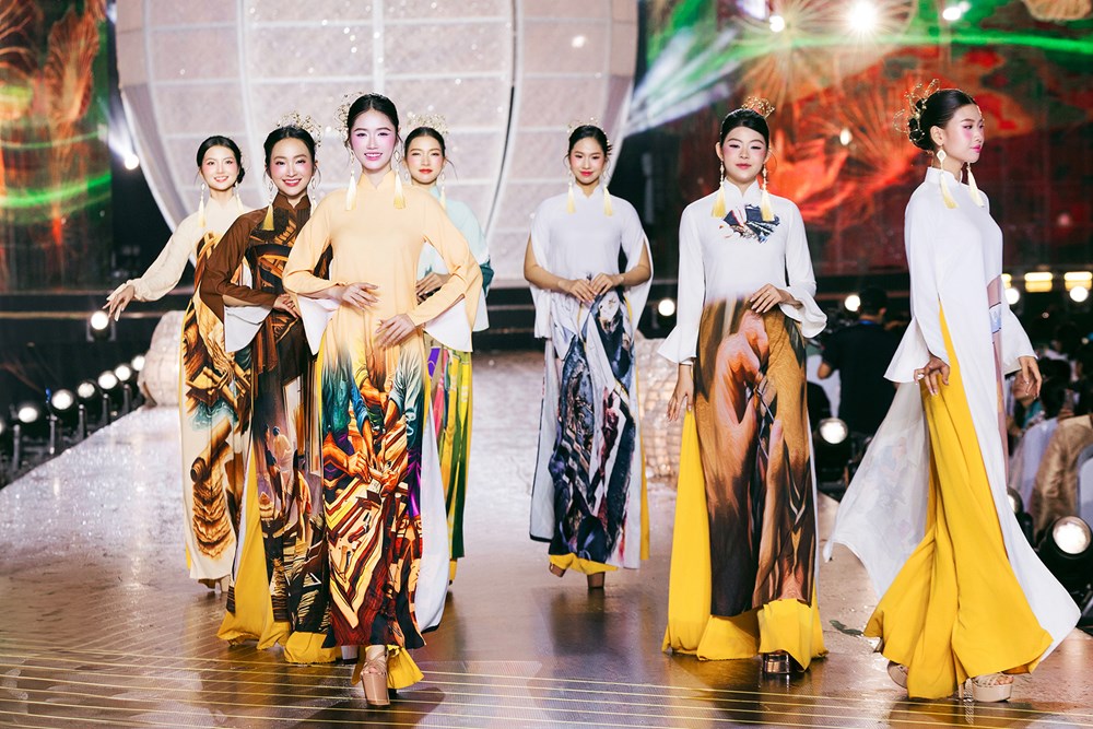 Hàng trăm nghệ sĩ, hoa hậu trình diễn áo dài trên phố đi bộ - ảnh 18