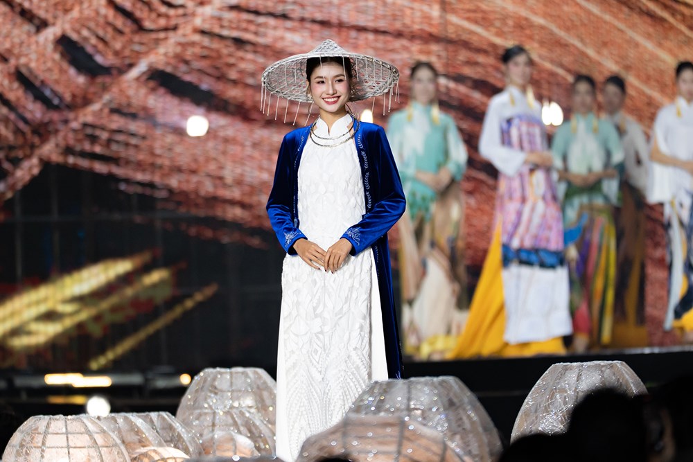 Nguyễn Thanh Hà trình diễn áo dài, lan tỏa thông điệp ‘phát triển bền vững’ - ảnh 3