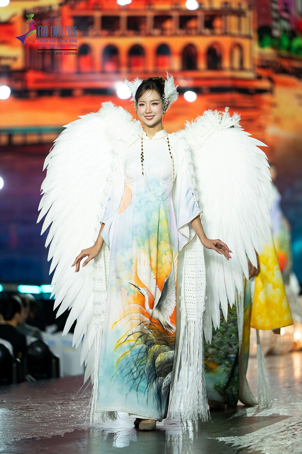 Dàn hoa hậu tỏa sáng trong bộ sưu tập áo dài của NTK Việt Hùng - ảnh 1