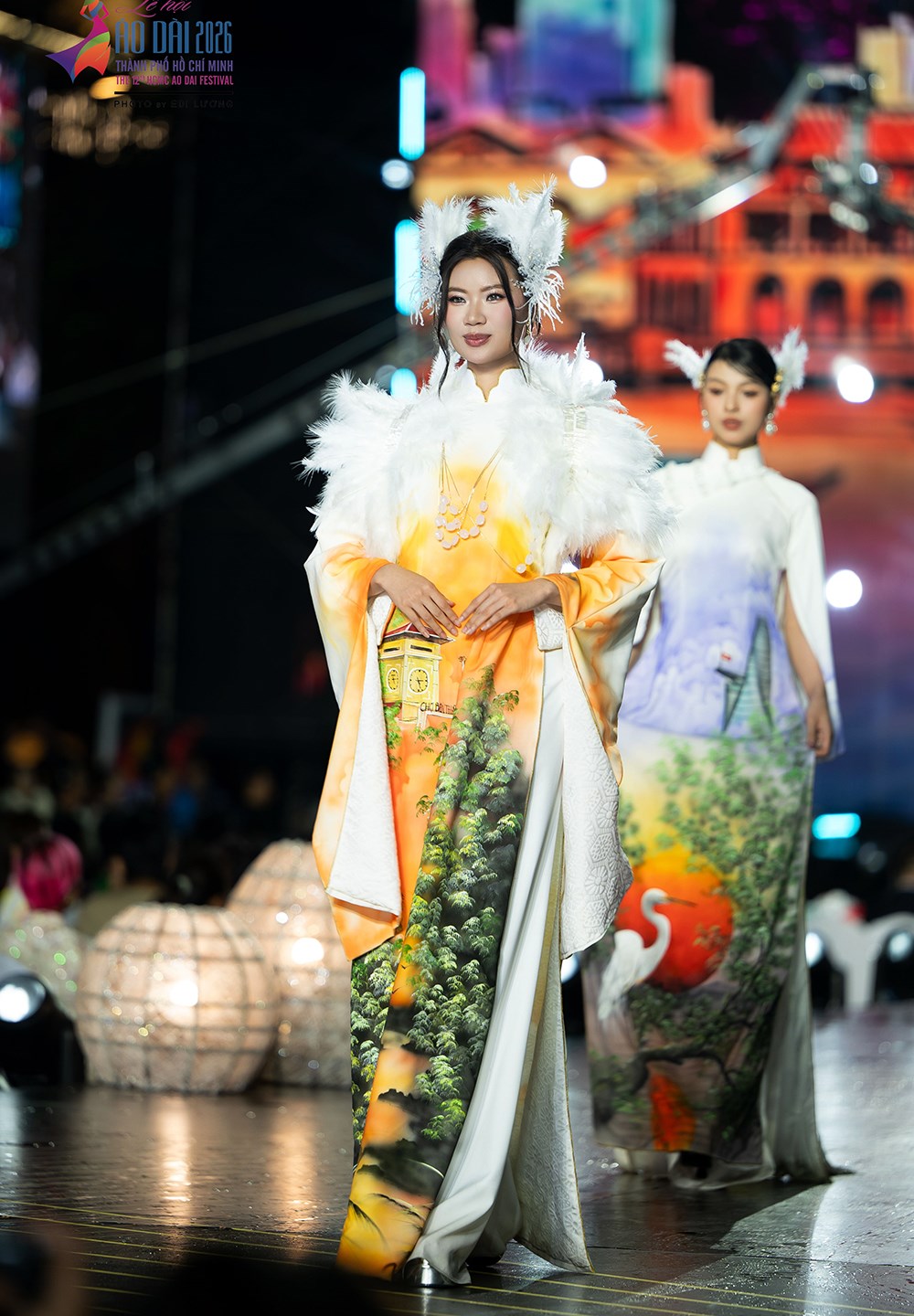 Dàn hoa hậu tỏa sáng trong bộ sưu tập áo dài của NTK Việt Hùng - ảnh 4