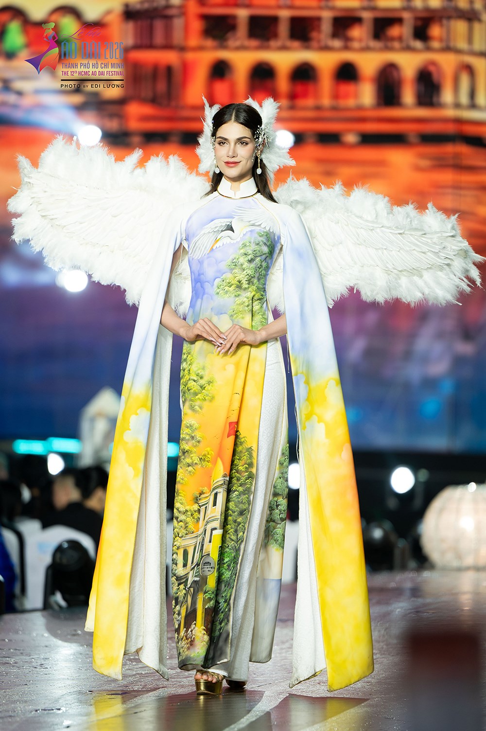 Dàn hoa hậu tỏa sáng trong bộ sưu tập áo dài của NTK Việt Hùng - ảnh 9