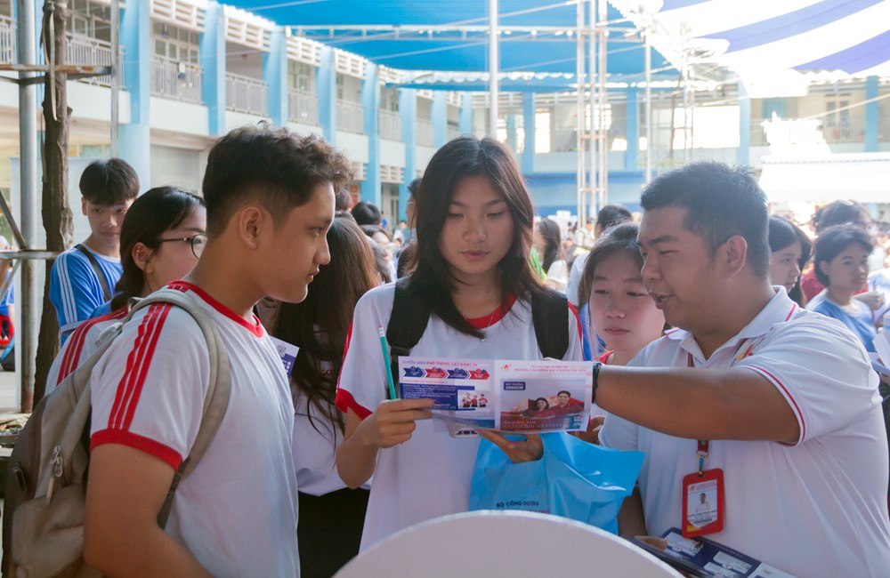 Hơn 3.500 học sinh TP.HCM tham gia Ngày hội hướng nghiệp, tuyển sinh - ảnh 2