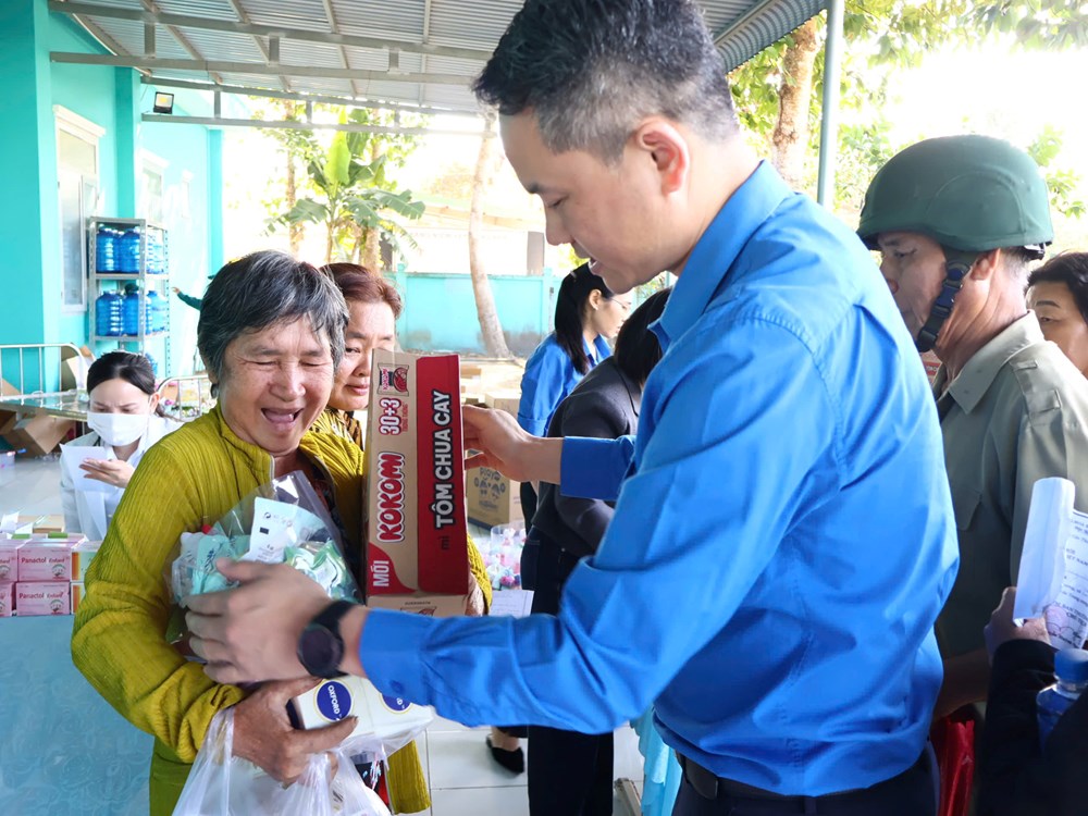 Hội Thầy thuốc trẻ Việt Nam khám bệnh, tặng quà người dân TP.HCM  - ảnh 3
