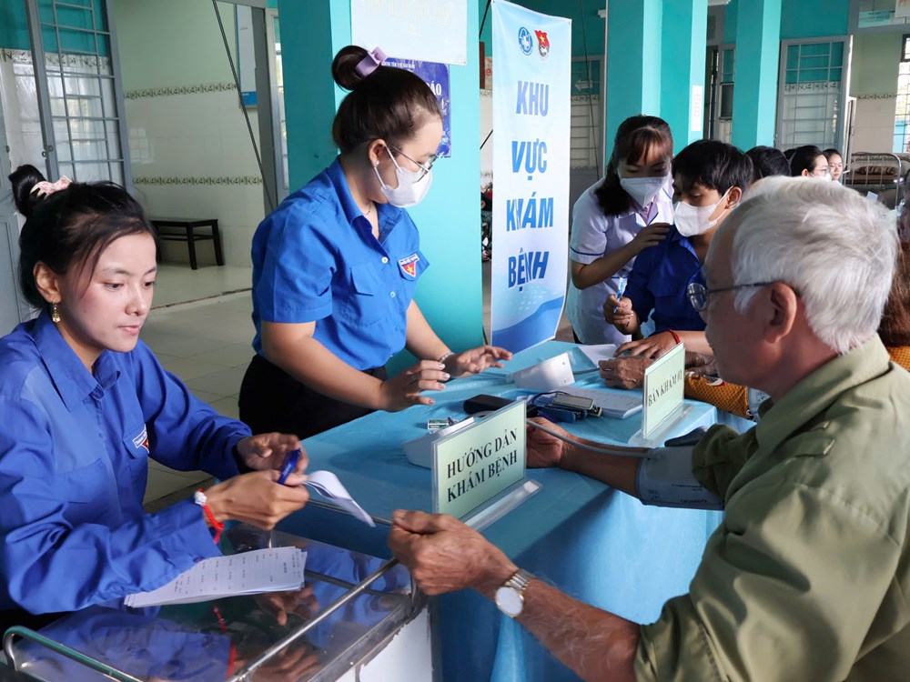 Hội Thầy thuốc trẻ Việt Nam khám bệnh, tặng quà người dân TP.HCM  - ảnh 2