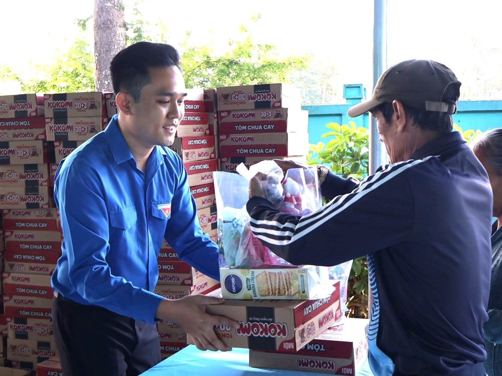 Hội Thầy thuốc trẻ Việt Nam khám bệnh, tặng quà người dân TP.HCM  - ảnh 4