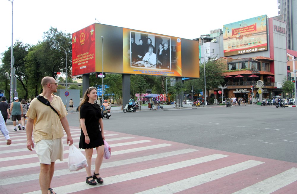 TP.HCM rực rỡ cờ hoa trước thềm ngày bầu cử - ảnh 2