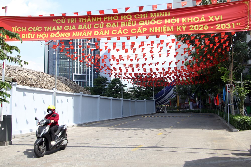 TP.HCM rực rỡ cờ hoa trước thềm ngày bầu cử - ảnh 10