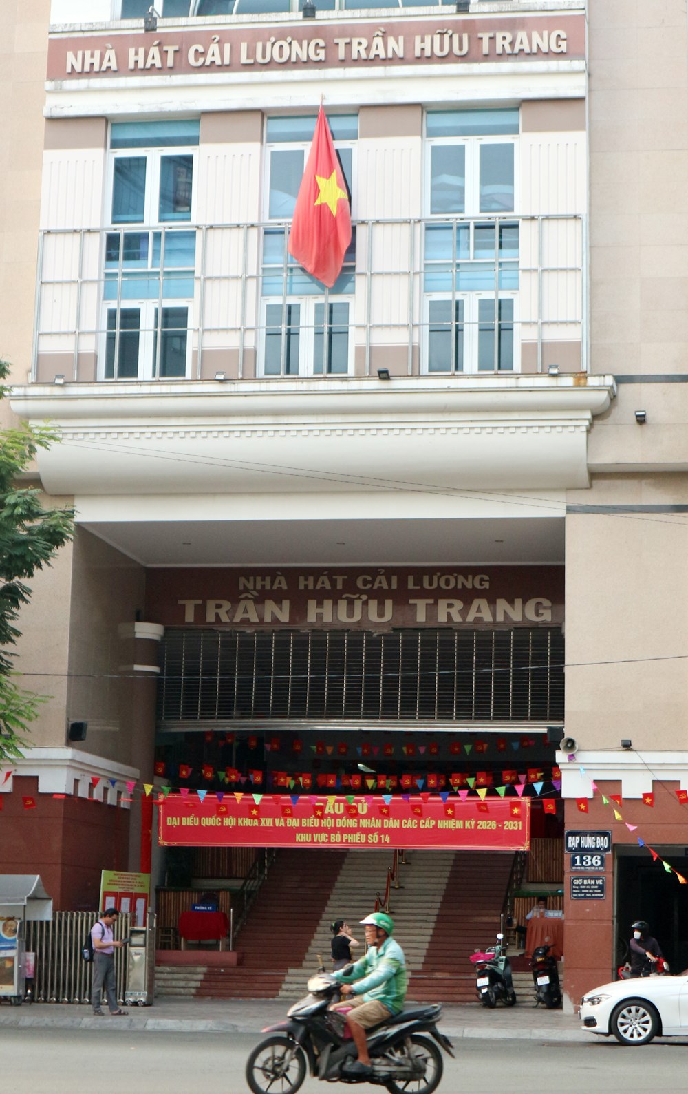 TP.HCM rực rỡ cờ hoa trước thềm ngày bầu cử - ảnh 8