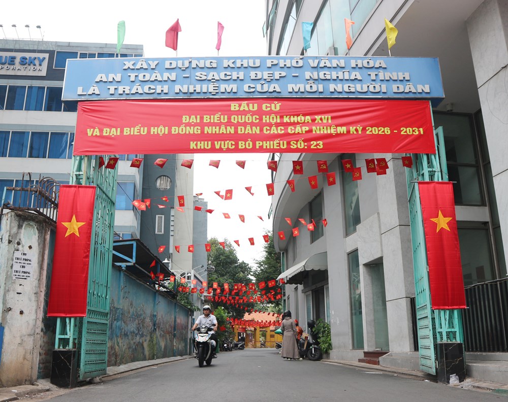 TP.HCM rực rỡ cờ hoa trước thềm ngày bầu cử - ảnh 11