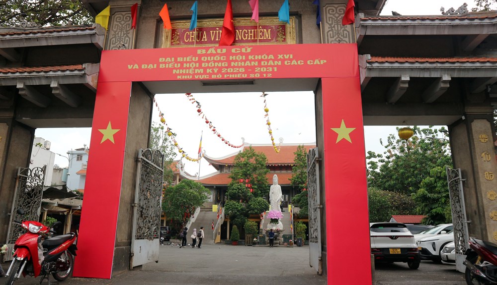 TP.HCM rực rỡ cờ hoa trước thềm ngày bầu cử - ảnh 6