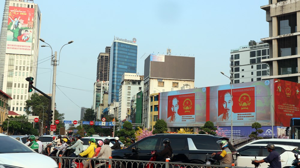 TP.HCM rực rỡ cờ hoa trước thềm ngày bầu cử - ảnh 3