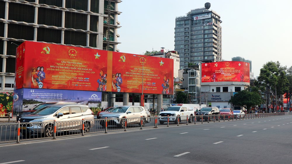 TP.HCM rực rỡ cờ hoa trước thềm ngày bầu cử - ảnh 1