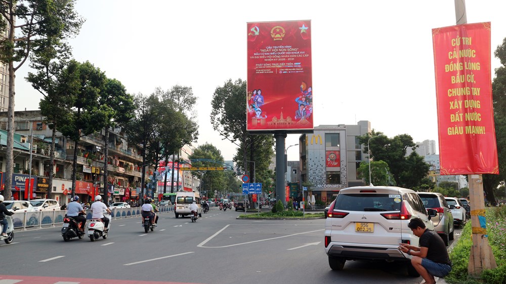 TP.HCM rực rỡ cờ hoa trước thềm ngày bầu cử - ảnh 5