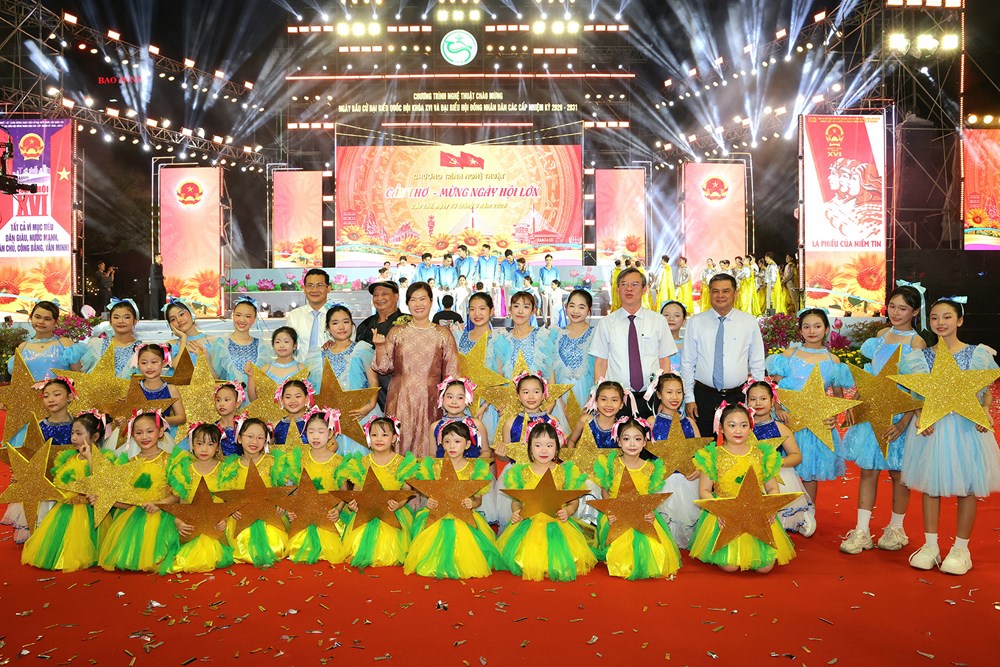 Cần Thơ rộn ràng đêm nghệ thuật “Mừng Ngày hội lớn” - ảnh 11