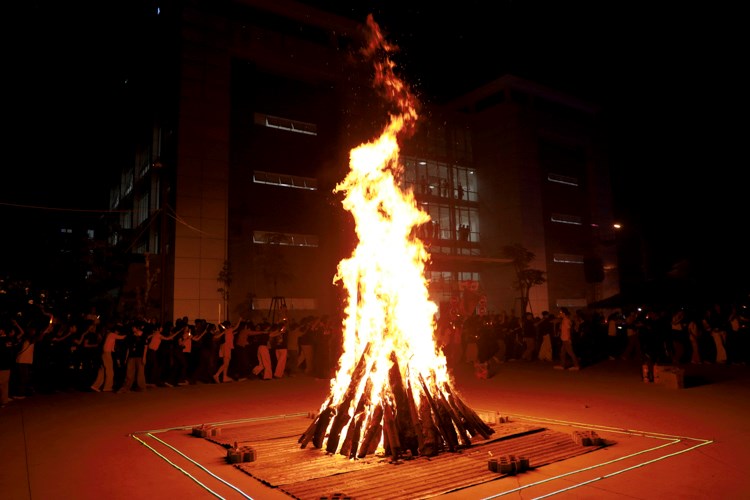 Hội trại “Thắp lửa truyền thống”: Kết nối các thế hệ sinh viên Luật TP.HCM - ảnh 2